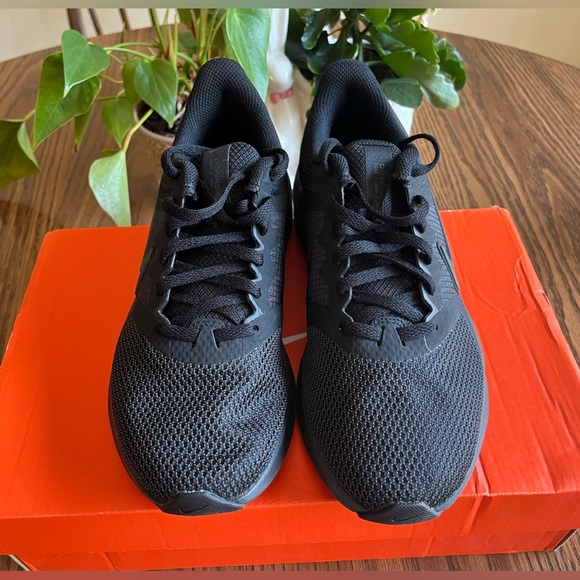 Nike Ladies Downshifter 11 Running Shoe Size 7 1/2 New in the Box! - Picture 2 of 10